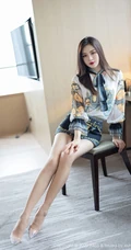 容颜娇美，肌肤如玉女生嫩模Vanessa刺绣风紧身包臀裙袜装气质室内写真套图