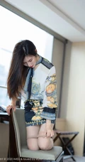 容颜娇美，肌肤如玉女生嫩模Vanessa刺绣风紧身包臀裙袜装气质室内写真套图
