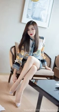 容颜娇美，肌肤如玉女生嫩模Vanessa刺绣风紧身包臀裙袜装气质室内写真套图