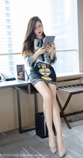 容颜娇美，肌肤如玉女生嫩模Vanessa刺绣风紧身包臀裙袜装气质室内写真套图