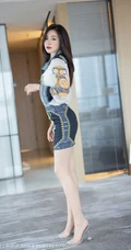 容颜娇美，肌肤如玉女生嫩模Vanessa刺绣风紧身包臀裙袜装气质室内写真套图