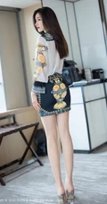 容颜娇美，肌肤如玉女生嫩模Vanessa刺绣风紧身包臀裙袜装气质室内写真套图