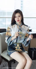 容颜娇美，肌肤如玉女生嫩模Vanessa刺绣风紧身包臀裙袜装气质室内写真套图