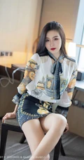 容颜娇美，肌肤如玉女生嫩模Vanessa刺绣风紧身包臀裙袜装气质室内写真套图