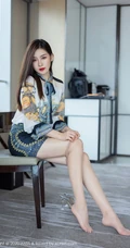 容颜娇美，肌肤如玉女生嫩模Vanessa刺绣风紧身包臀裙袜装气质室内写真套图