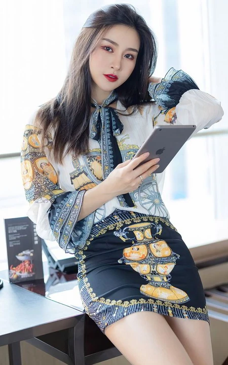 容颜娇美，肌肤如玉女生嫩模Vanessa刺绣风紧身包臀裙袜装气质室内写真套图