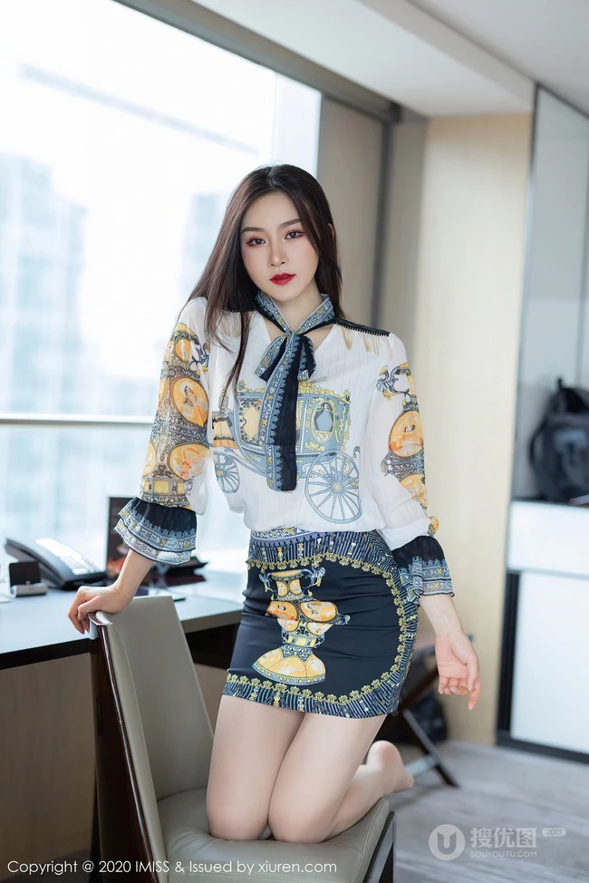 容颜娇美，肌肤如玉女生嫩模Vanessa刺绣风紧身包臀裙袜装气质室内写真套图