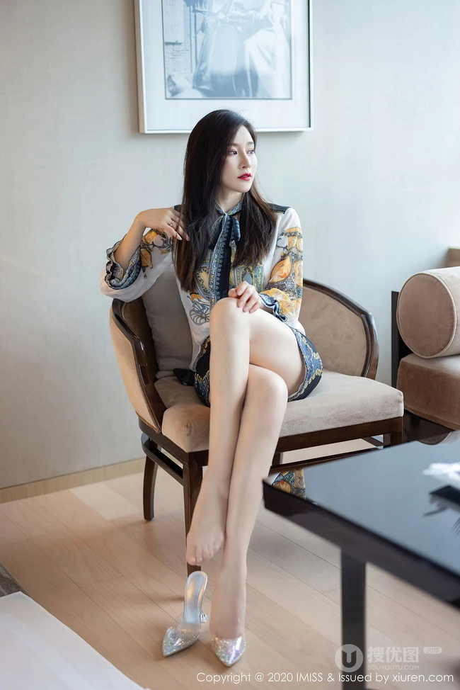 容颜娇美，肌肤如玉女生嫩模Vanessa刺绣风紧身包臀裙袜装气质室内写真套图