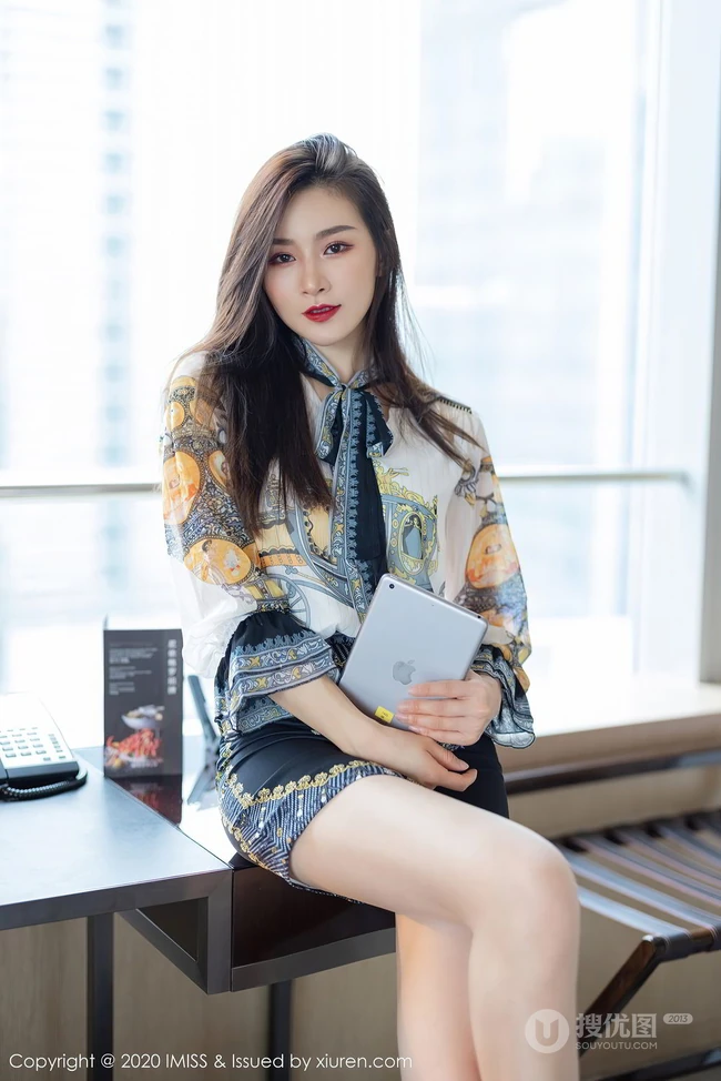 容颜娇美，肌肤如玉女生嫩模Vanessa刺绣风紧身包臀裙袜装气质室内写真套图