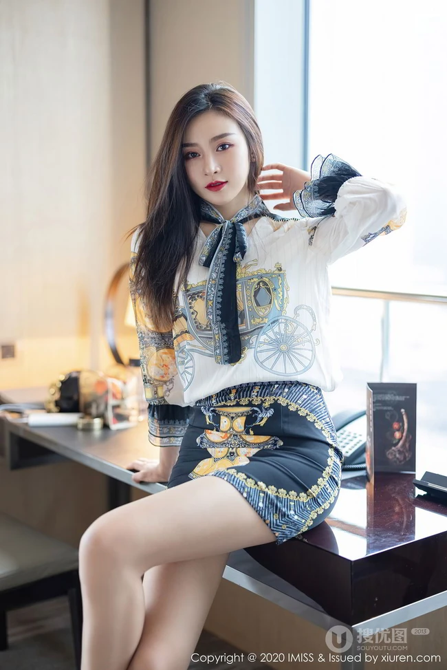 容颜娇美，肌肤如玉女生嫩模Vanessa刺绣风紧身包臀裙袜装气质室内写真套图