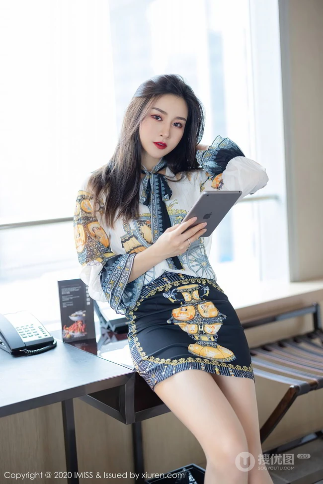 容颜娇美，肌肤如玉女生嫩模Vanessa刺绣风紧身包臀裙袜装气质室内写真套图