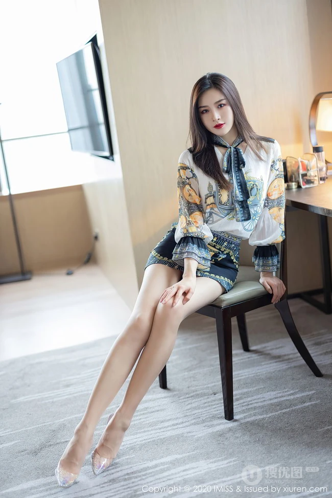 容颜娇美，肌肤如玉女生嫩模Vanessa刺绣风紧身包臀裙袜装气质室内写真套图