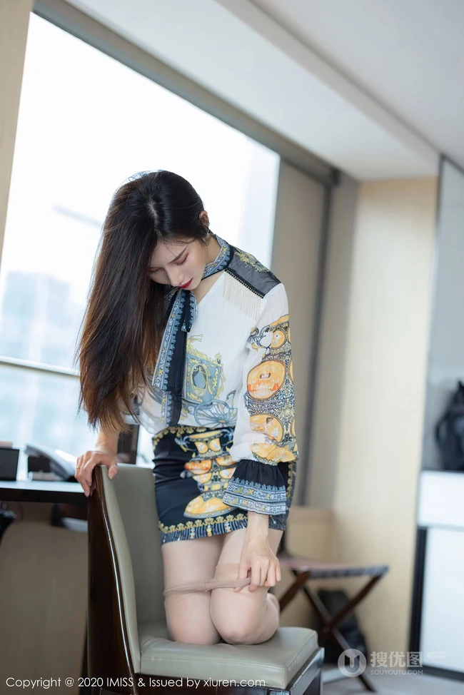 容颜娇美，肌肤如玉女生嫩模Vanessa刺绣风紧身包臀裙袜装气质室内写真套图