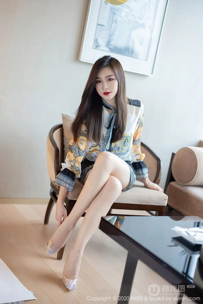 容颜娇美，肌肤如玉女生嫩模Vanessa刺绣风紧身包臀裙袜装气质室内写真套图