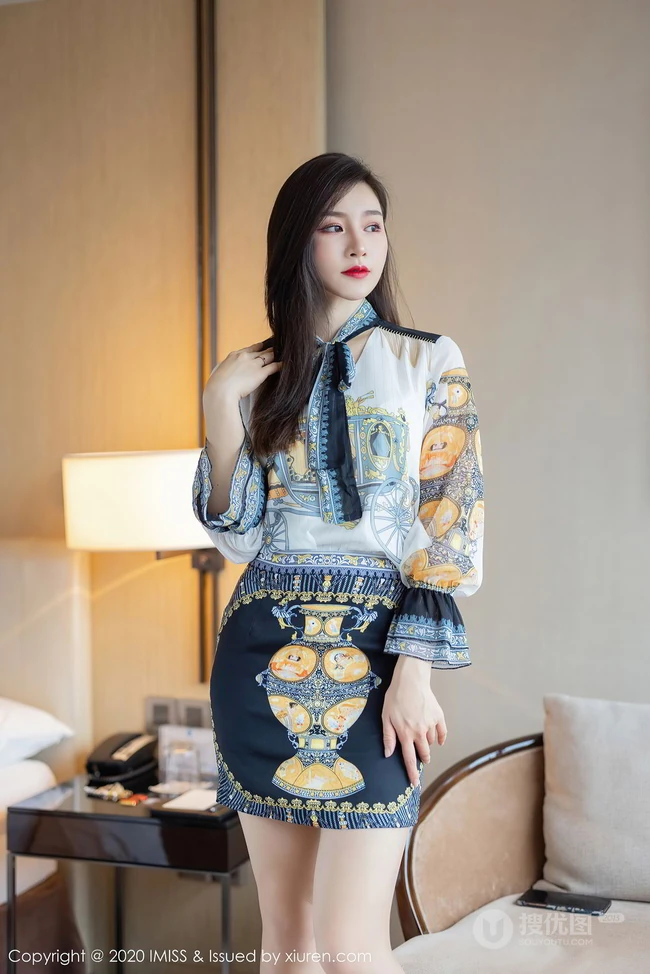 容颜娇美，肌肤如玉女生嫩模Vanessa刺绣风紧身包臀裙袜装气质室内写真套图