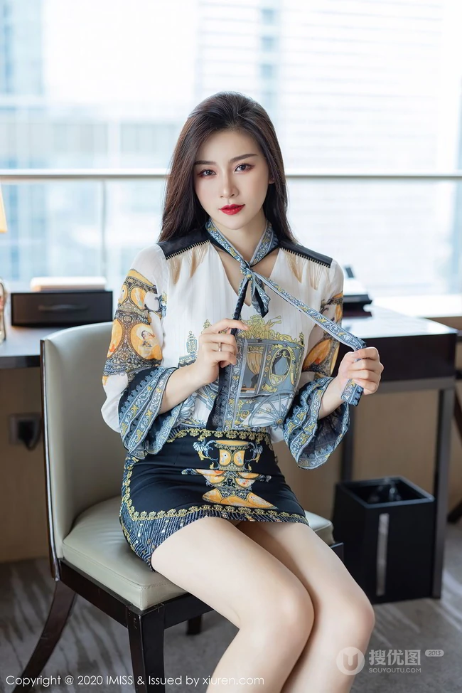 容颜娇美，肌肤如玉女生嫩模Vanessa刺绣风紧身包臀裙袜装气质室内写真套图