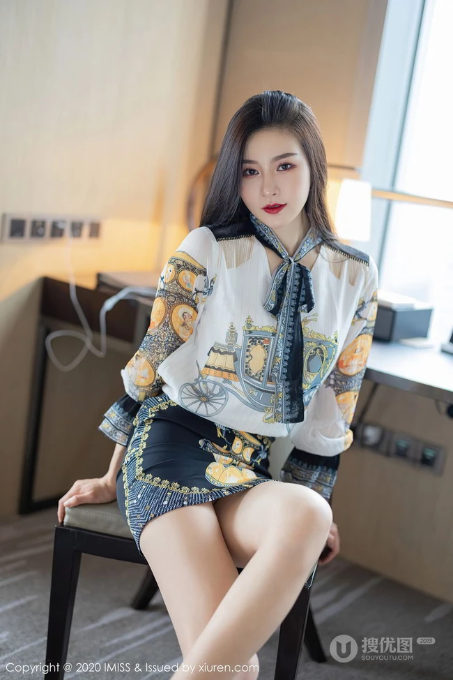 容颜娇美，肌肤如玉女生嫩模Vanessa刺绣风紧身包臀裙袜装气质室内写真套图