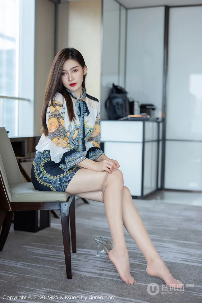 容颜娇美，肌肤如玉女生嫩模Vanessa刺绣风紧身包臀裙袜装气质室内写真套图