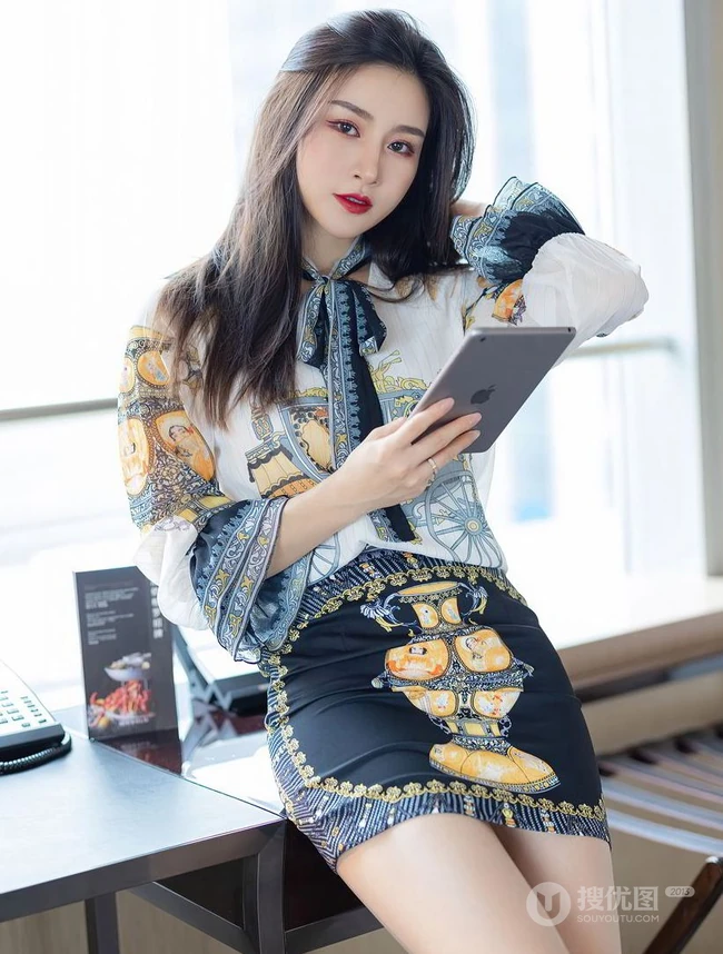 容颜娇美，肌肤如玉女生嫩模Vanessa刺绣风紧身包臀裙袜装气质室内写真套图