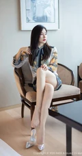容颜娇美，肌肤如玉女生嫩模Vanessa刺绣风紧身包臀裙袜装气质室内写真套图