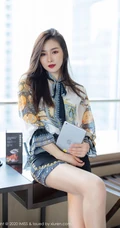 容颜娇美，肌肤如玉女生嫩模Vanessa刺绣风紧身包臀裙袜装气质室内写真套图