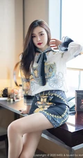 容颜娇美，肌肤如玉女生嫩模Vanessa刺绣风紧身包臀裙袜装气质室内写真套图