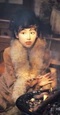 复古的美，清秀丽质微卷发型少女气质复古羊毛衣穿着室内摄影写真照片