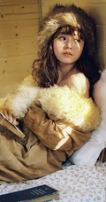 复古的美，清秀丽质微卷发型少女气质复古羊毛衣穿着室内摄影写真照片