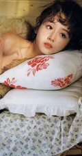 复古的美，清秀丽质微卷发型少女气质复古羊毛衣穿着室内摄影写真照片