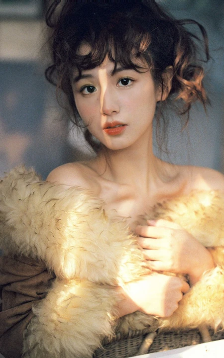复古的美，清秀丽质微卷发型少女气质复古羊毛衣穿着室内摄影写真照片