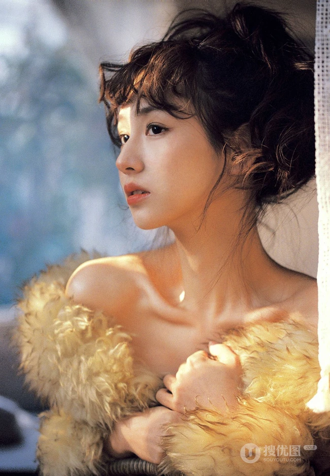 复古的美，清秀丽质微卷发型少女气质复古羊毛衣穿着室内摄影写真照片