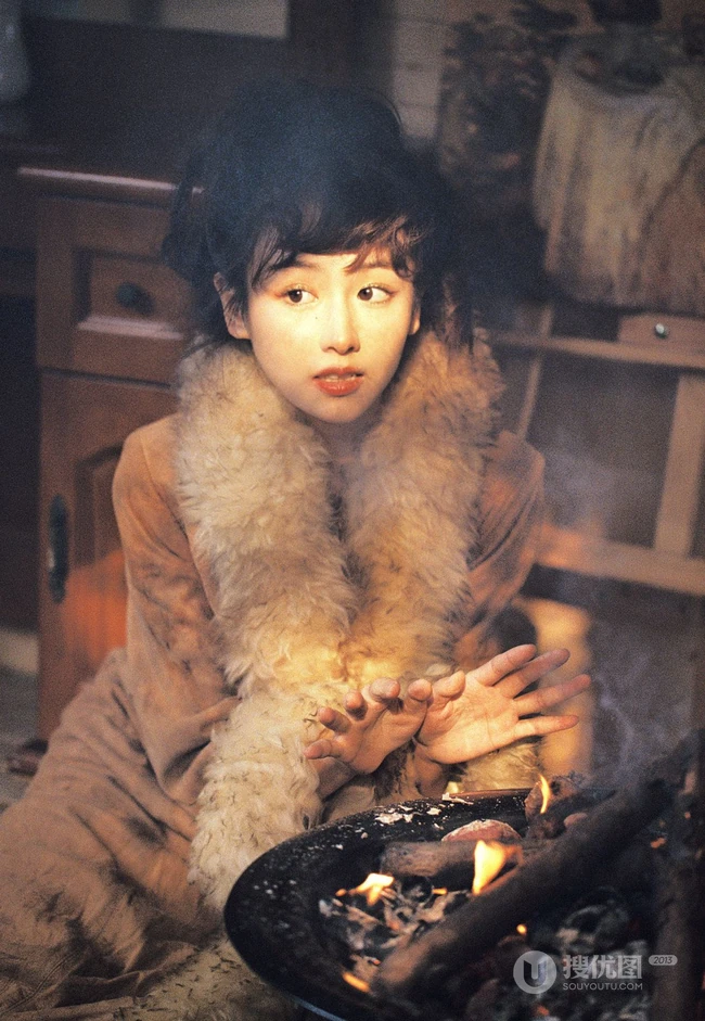 复古的美，清秀丽质微卷发型少女气质复古羊毛衣穿着室内摄影写真照片