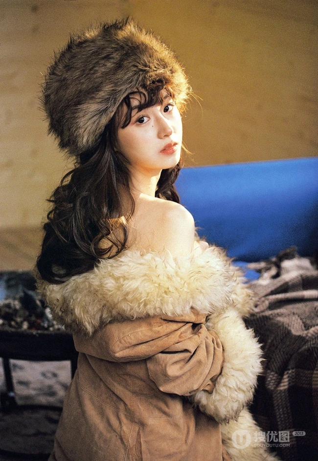 复古的美，清秀丽质微卷发型少女气质复古羊毛衣穿着室内摄影写真照片