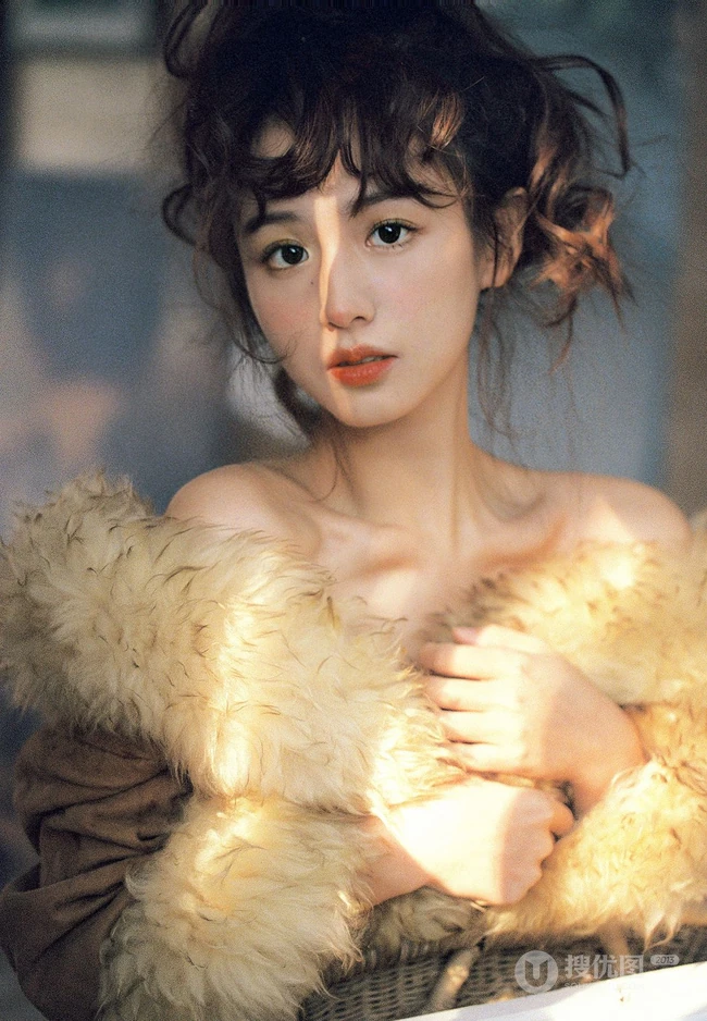 复古的美，清秀丽质微卷发型少女气质复古羊毛衣穿着室内摄影写真照片
