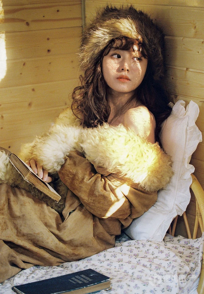 复古的美，清秀丽质微卷发型少女气质复古羊毛衣穿着室内摄影写真照片