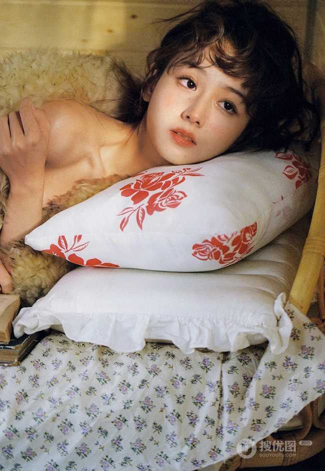 复古的美，清秀丽质微卷发型少女气质复古羊毛衣穿着室内摄影写真照片
