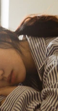 穿竖纹衬衫的马尾辫发型慵懒居家少女高清唯美室内摄影写真美照