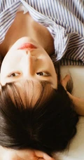 穿竖纹衬衫的马尾辫发型慵懒居家少女高清唯美室内摄影写真美照