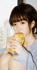 穿竖纹衬衫的马尾辫发型慵懒居家少女高清唯美室内摄影写真美照