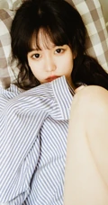 穿竖纹衬衫的马尾辫发型慵懒居家少女高清唯美室内摄影写真美照