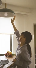 穿竖纹衬衫的马尾辫发型慵懒居家少女高清唯美室内摄影写真美照
