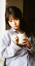 穿竖纹衬衫的马尾辫发型慵懒居家少女高清唯美室内摄影写真美照