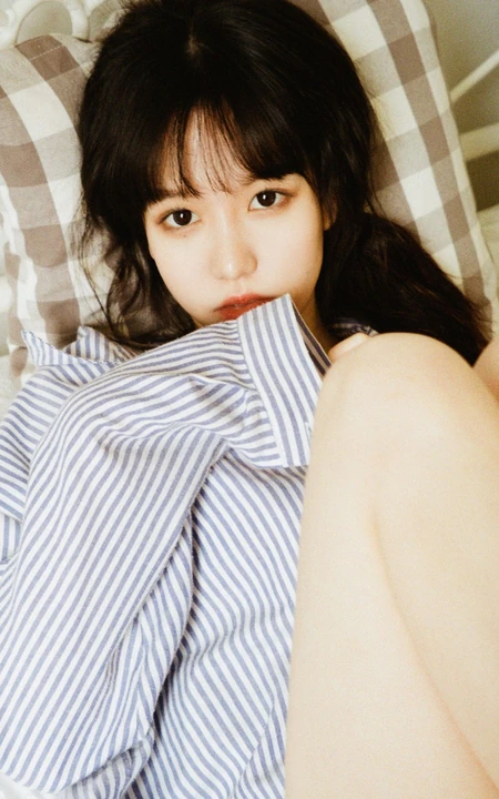 穿竖纹衬衫的马尾辫发型慵懒居家少女高清唯美室内摄影写真美照