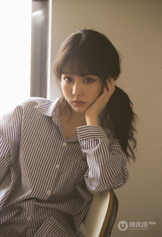 穿竖纹衬衫的马尾辫发型慵懒居家少女高清唯美室内摄影写真美照