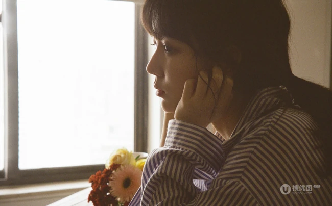 穿竖纹衬衫的马尾辫发型慵懒居家少女高清唯美室内摄影写真美照