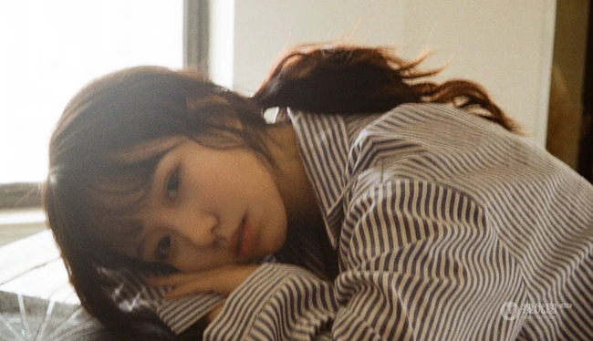 穿竖纹衬衫的马尾辫发型慵懒居家少女高清唯美室内摄影写真美照
