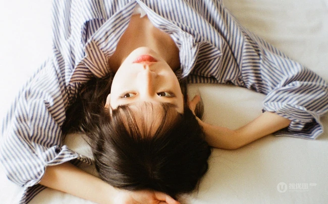 穿竖纹衬衫的马尾辫发型慵懒居家少女高清唯美室内摄影写真美照