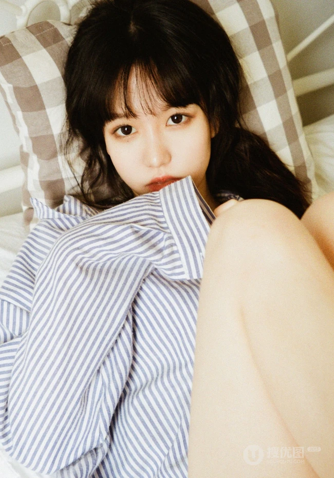 穿竖纹衬衫的马尾辫发型慵懒居家少女高清唯美室内摄影写真美照