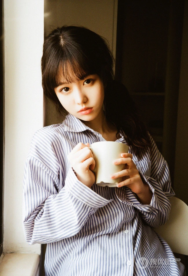 穿竖纹衬衫的马尾辫发型慵懒居家少女高清唯美室内摄影写真美照