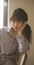 穿竖纹衬衫的马尾辫发型慵懒居家少女高清唯美室内摄影写真美照